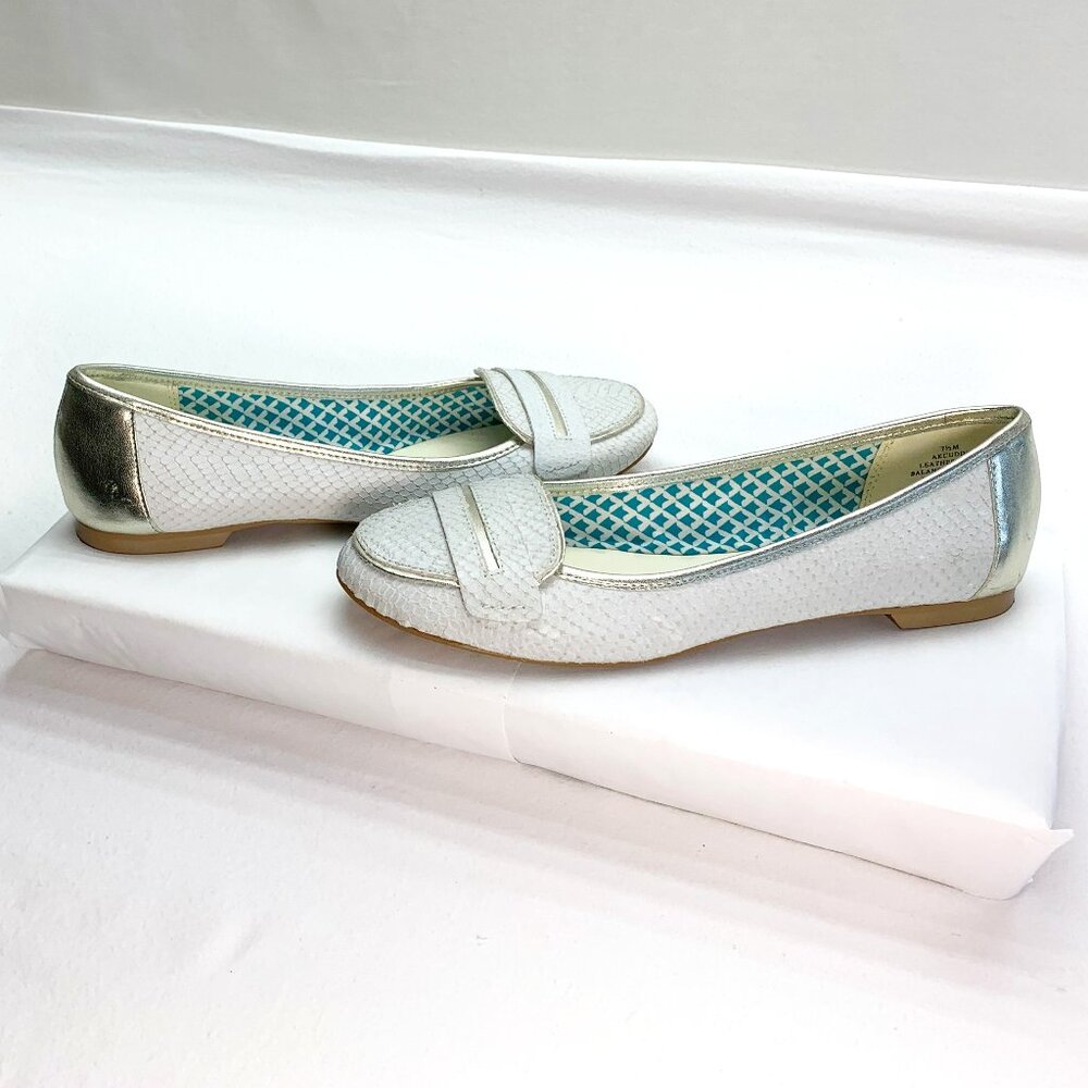 Women’s Anne Klein AKCuddy Flat Loafer White Size 7.5 Silver Trim